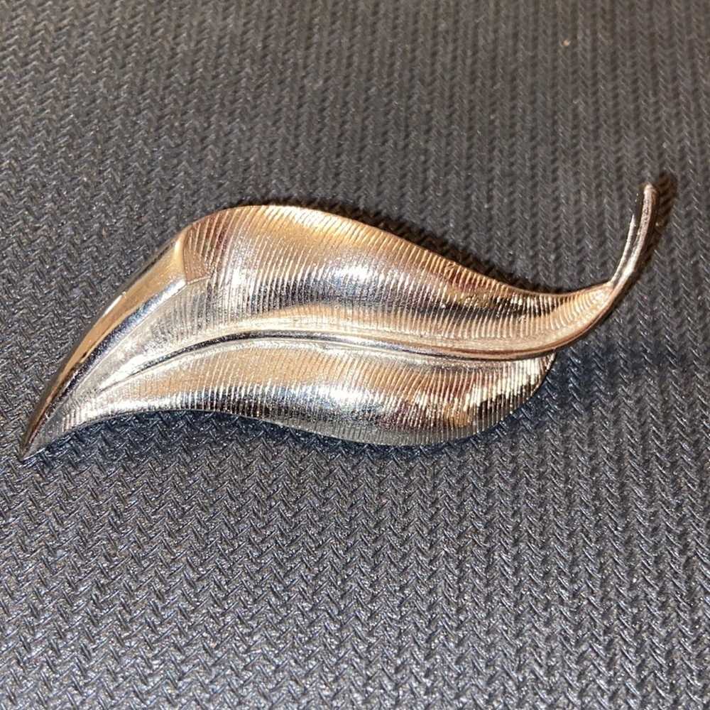 Women’s Scrolled Sculptured Silver Textured Leaf Brooch Pendant.